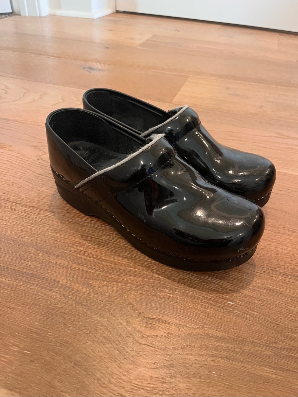 Dansko black patent leather cottagecore boho hippie clogs size 38